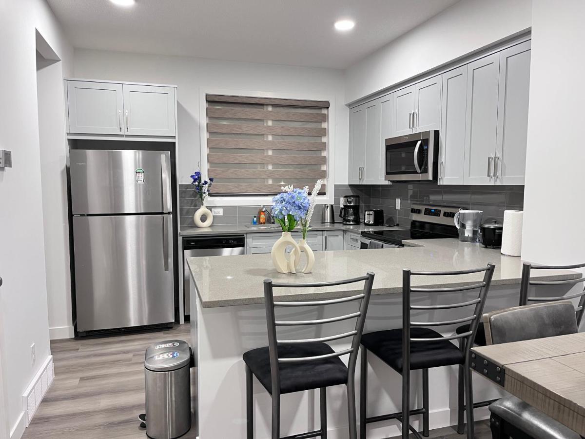 Private Entire Townhouse Retreat Close To Lake Calgary Bagian luar foto