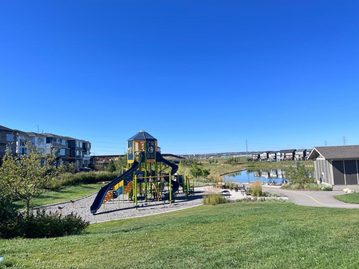 Private Entire Townhouse Retreat Close To Lake Calgary Bagian luar foto